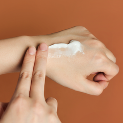SKIN1004 Madagascar Centella Probio-Cica Enrich Cream (50ml) Application on the skin