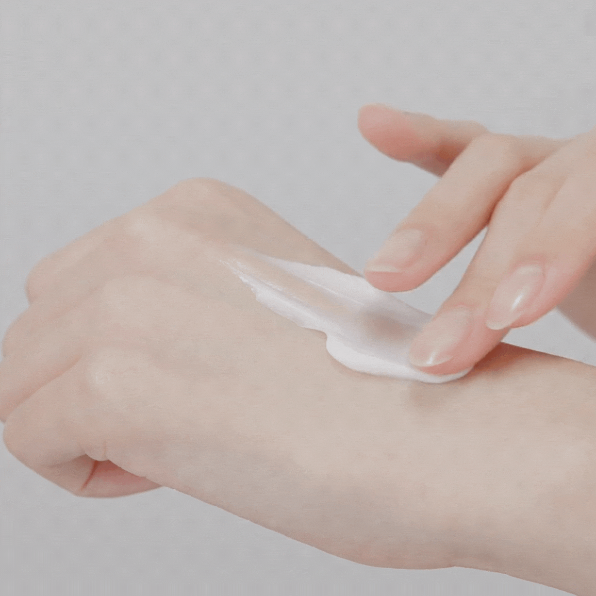 IUNIK Black Snail Restore Cream (60ml) application of product on the hand 